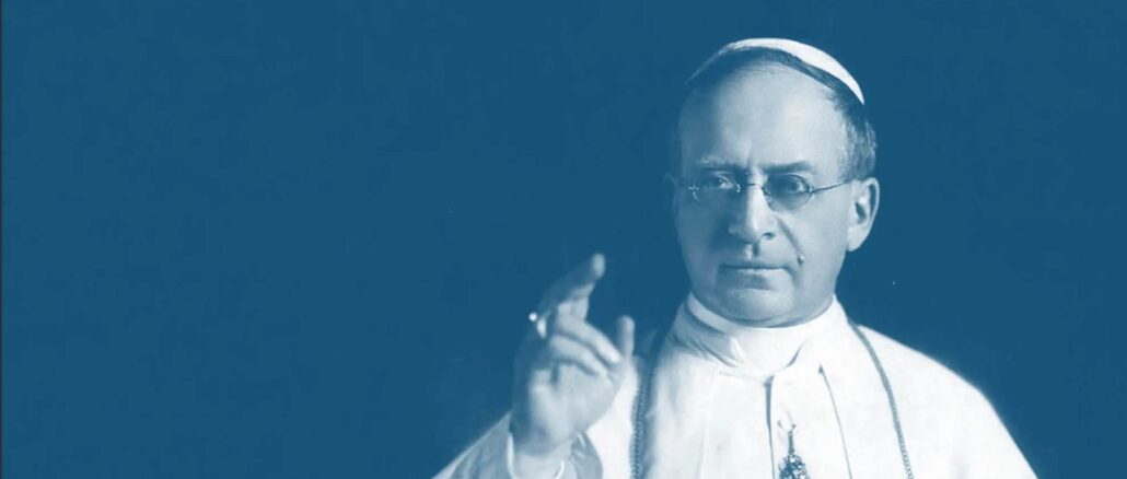 Pius XI. veröffentlichte zu Ostern 1937 drei Enzykliken, mit denen er jeweils Antwort auf eine der drei ernsthaften Herausforderungen jener Zeit gab, die jedoch bis zum heutigen Tag ihre Bedeutung behalten haben