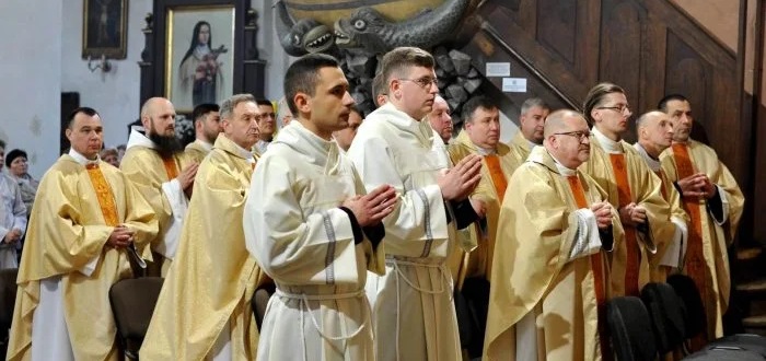Römisch-katholische Diakonatsweihe in Lemberg. Wie viele der Priester und Diakone müssen ab dem 18. Mai an die Front, um mit der Waffe zu kämpfen?