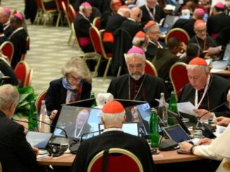 Etwas Stuhlkreis-Feeling bei der ersten Sitzungsperiode der Synodalitätssynode im Herbst 2023: rechts von Papst Franziskus die Kardinäle Grech und Hollerich.