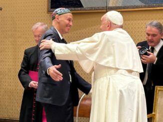 Papst Franziskus mit seinem Freund aus Argentinien Rabbi Sergio Bergman, der Vorsitzender der Weltunion des progressiven Judentums (WUPJ) ist.