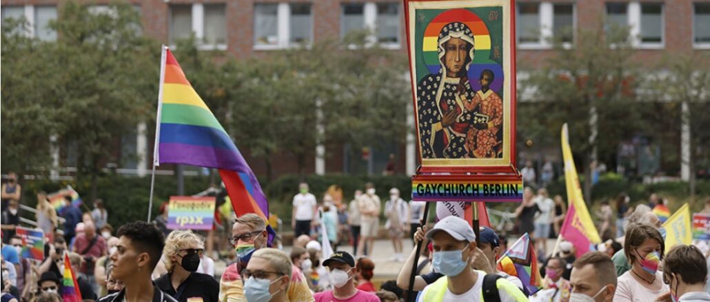 Wokeness, Homo-Fahne, Corona-Maske, ein bezeichnendes Zeitdokument aus Berlin