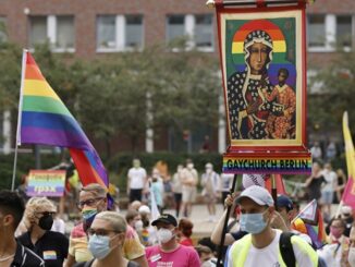 Wokeness, Homo-Fahne, Corona-Maske, ein bezeichnendes Zeitdokument aus Berlin