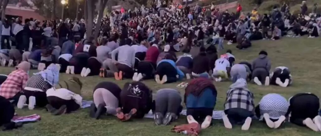 Woke US-Studenten auf den Knien vor Allah