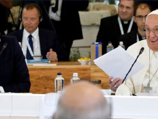 Papst Franziskus beim G7-Gipfel 2024 in Apulien (im Bild mit Frankreichs Staatspräsident Emmanuel Macron)
