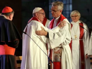 Papst Franziskus mit lutherischen Bischöfen und Bischöfinnen beim "Reformationsgedenken" im schwedischen Lund 2016