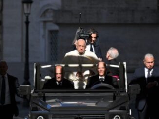 Papst Franziskus hat ein Eigentor geschossen, in dem er nun festsitzt