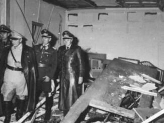Hermann Göring läßt sich nach dem gescheiterten Attentat auf Adolf Hitler den Ort des Geschehens zeigen.