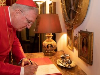Kardinal Arthur Roche und sein Sekretär Msgr. Viola stehen sich in der Abneigung gegen den überlieferten Ritus in nichts nach