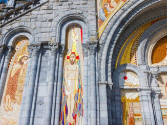 Die Kunst des Priesterkünstlers Marko Ivan Rupnik, gegen den vom Glaubensdikasterium wegen Mißbrauchsvorwürfen ermittelt wird, scheidet die Geister, auch am Marienheiligtum in Lourdes (Bild).