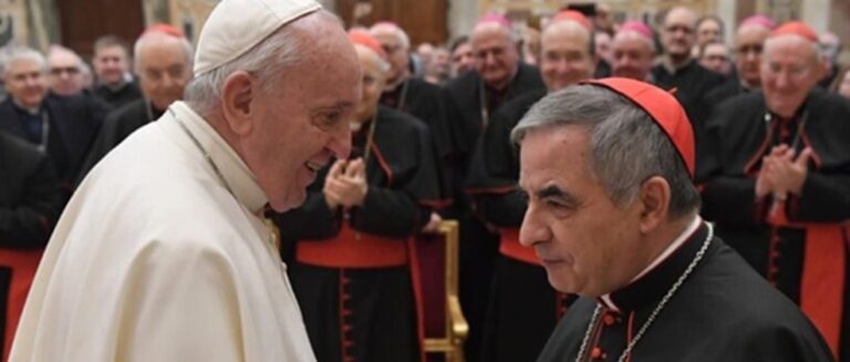 Kardinal Angelo Becciu mit Papst Franziskus: Franziskus hat dem Sarden nie die Kardinalswürde entzogen. Wer sollte ihn also daran hindern, am Konklave teilzunehmen?