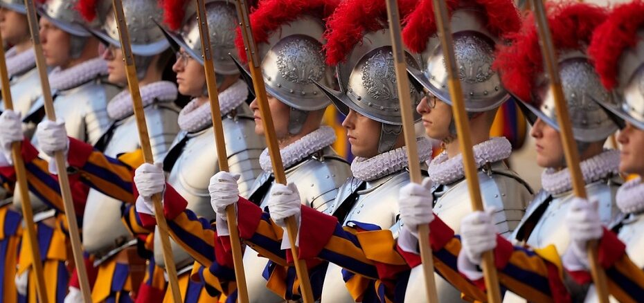 Am 6. Mai werden jährlich die Rekruten der Päpstlichen Schweizergarde vereidigt. Für dieses Jahr wurde die Vereidigung wegen der herrschenden Sedisvakanz und dem bevorstehenden Konklave verschoben