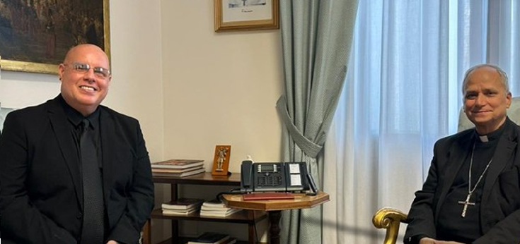 José Enrique Escardó Steck, Vertreter einer peruanischer Mißbrauchsopfer-Vereinigung, mit Kardinal Prevost im Januar 2025