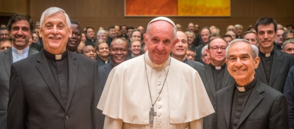 Jeuiten heute: Papst Franziskus und links von ihm der derzeitige Generalobere der Gesellschaft Pater Arturo Sosa Abascal