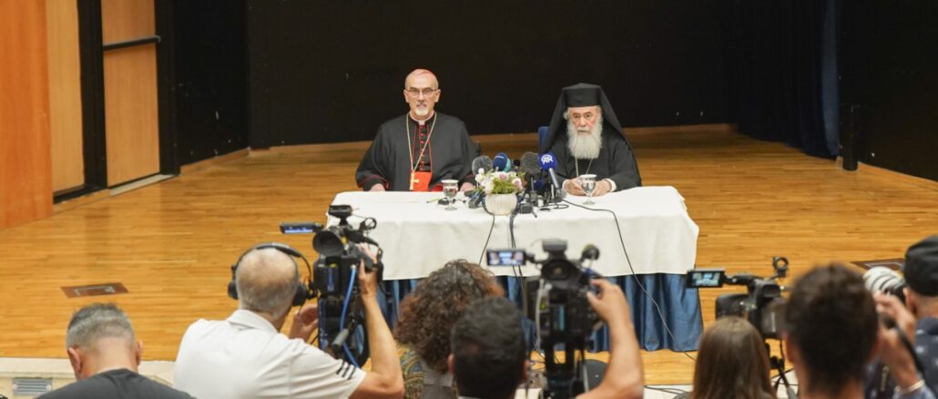 Der lateinische und der griechische Patriarch von Jerusalem, Kardinal Pizzaballa und Theophilos III., bei ihrer jüngsten Pressekonferenz.