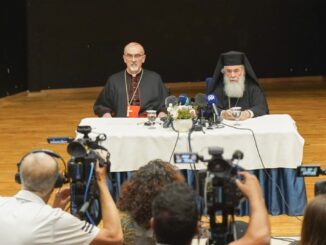 Der lateinische und der griechische Patriarch von Jerusalem, Kardinal Pizzaballa und Theophilos III., bei ihrer jüngsten Pressekonferenz.
