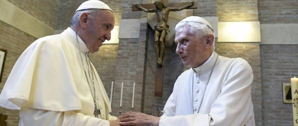 Die Frage scheint durch den Tod der beiden Hauptakteure erledigt zu sein. Doch ganz scheint dem noch nicht so zu sein. Im Bild Benedikt XVI. und Franziskus.