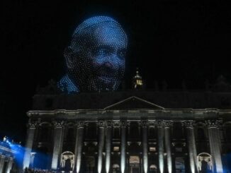 Mit hunderten Drohnen wurde das Gesicht von Papst Franziskus "für die Brüderlichkeit aller Menschen" über dem Petersdom in den Nachthimmel projiziert. Wo bestimmte Kreise beteiligt sind, scheint auch Geld keine Rolle zu spielen.