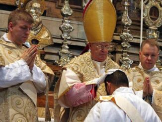 Im Bild: Msgr. Guido Pozzo, der 2013 in Rom zwei Transalpine Redemptoristen und einen Petrusbruder zu Priestern weihte.