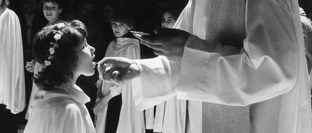Studie bestätigt die Wechselwirkung zwischen traditionellen liturgischen Praktiken und dem Glauben an die Realpräsenz
