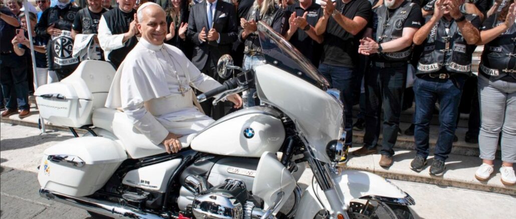 Leo XIV. mit der BMW R18 und Jesus Biker Leo XIV. mit der BMW R18 und Jesus Biker