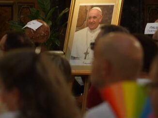 Heilige Jahr des "Homo-Stolzes": Bild von Franziskus beim Homo-Gottesdienst in der römischen Jesuitenkirche Il Gesù am 6. September 2025. Das größte Sakrileg folgte darauf...