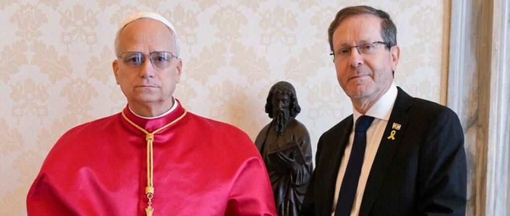 Papst Leo XIV. empfing gestern Israels Staatspräsident Isaac Herzog in Audienz. Der Heilige Stuhl legte wert auf die Feststellung, daß es sich um keine Einladung handelte, sondern Herzog darum ersucht hatte. Papst Leo XIV. empfing gestern Israels Staatspräsident Isaac Herzog in Audienz. Der Heilige Stuhl legte wert auf die Feststellung, daß es sich um keine Einladung handelte, sondern Herzog darum ersucht hatte.