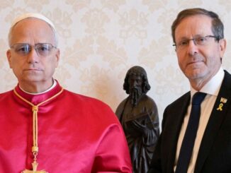 Papst Leo XIV. empfing gestern Israels Staatspräsident Isaac Herzog in Audienz. Der Heilige Stuhl legte wert auf die Feststellung, daß es sich um keine Einladung handelte, sondern Herzog darum ersucht hatte.