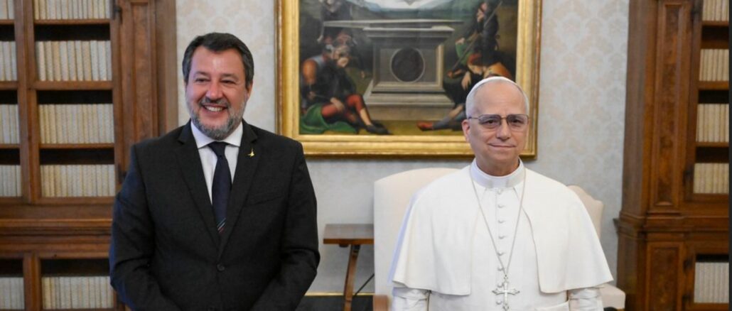 Papst Leo XIV. mit Italiens stellvertretendem Ministerpräsidenten und Lega-Vorsitzenden Matteo Salvini Papst Leo XIV. mit Italiens stellvertretendem Ministerpräsidenten und Lega-Vorsitzenden Matteo Salvini