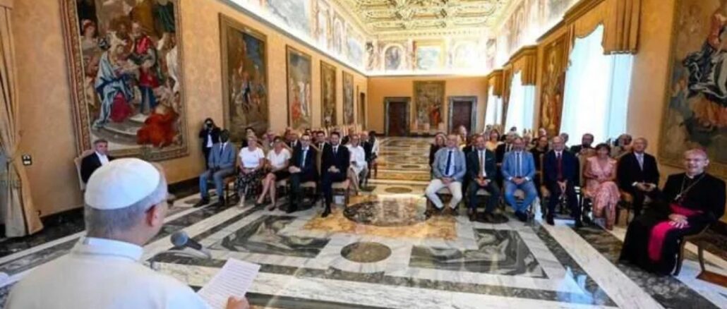 Papst Leo XIV. mit französischen Politikern im Apostolischen Palast am 28. August Papst Leo XIV. mit französischen Politikern im Apostolischen Palast am 28. August