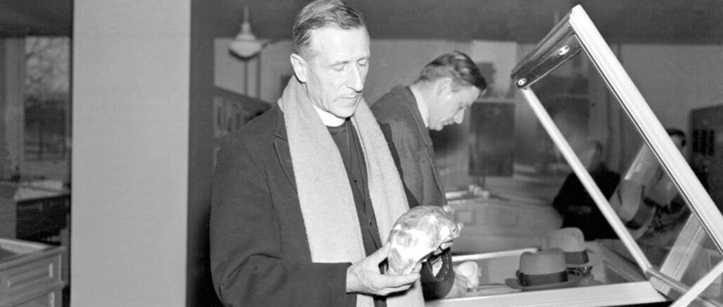 Pater Pierre Teilhard de Chardin: Gegen seine Schriften wurde vom Heiligen Offizium ein Monitum (Warnung) ausgesprochen, die bis heute Gültigkeit hat, doch Papst Franziskus lobte ihn und stieß damit eine Kampagne zur Rehabilitierung des französischen Jesuiten im Osservatore Romano an. Pater Pierre Teilhard de Chardin: Gegen seine Schriften wurde vom Heiligen Offizium ein Monitum (Warnung) ausgesprochen, die bis heute Gültigkeit hat, doch Papst Franziskus lobte ihn und stieß damit eine Kampagne zur Rehabilitierung des französischen Jesuiten im Osservatore Romano an.