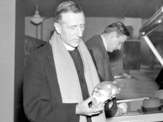 Pater Pierre Teilhard de Chardin: Gegen seine Schriften wurde vom Heiligen Offizium ein Monitum (Warnung) ausgesprochen, die bis heute Gültigkeit hat, doch Papst Franziskus lobte ihn und stieß damit eine Kampagne zur Rehabilitierung des französischen Jesuiten im Osservatore Romano an.