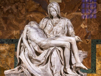 In stiller Erhabenheit thront Michelangelos Pietà im Petersdom als ergreifendes Zeugnis von Schmerz, Liebe und göttlicher Schönheit. Erscheint sie auch als stille Miterlöserin – ihr Schmerz als teilnehmende Hingabe, ihr Schweigen als Echo des Erlösungsgeheimnisses?