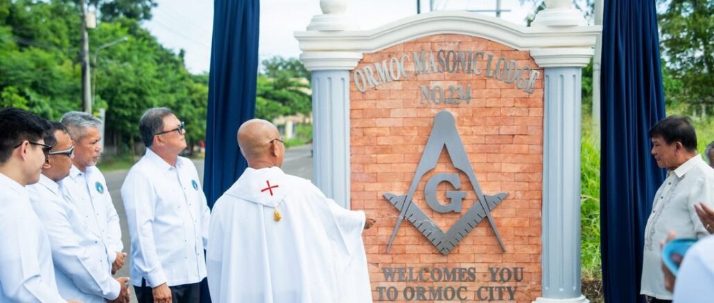 Ein Priester segnete die Werbung der örtlichen Freimaurerloge der Stadt Ormoc
