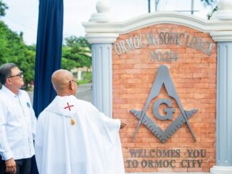 Ein Priester segnete die Werbung der örtlichen Freimaurerloge der Stadt Ormoc