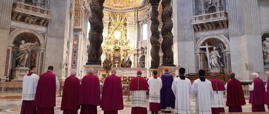 Das Kollegiatskapitel des Petersdoms nahm heute morgen den notwendigen Bußritus vor nach der Schändung des Papstaltares Das Kollegiatskapitel des Petersdoms nahm heute morgen den notwendigen Bußritus vor nach der Schändung des Papstaltares