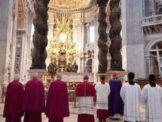 Das Kollegiatskapitel des Petersdoms nahm heute morgen den notwendigen Bußritus vor nach der Schändung des Papstaltares
