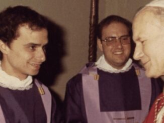 Der junge Robert Francis Prevost mit Johannes Paul II.