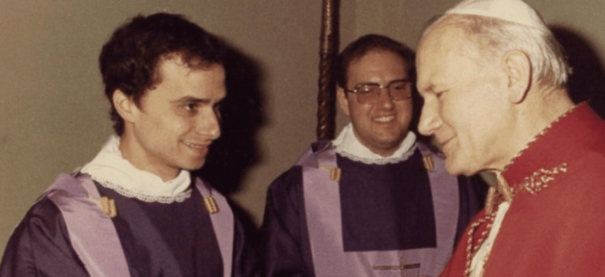 Der junge Robert Francis Prevost mit Johannes Paul II.