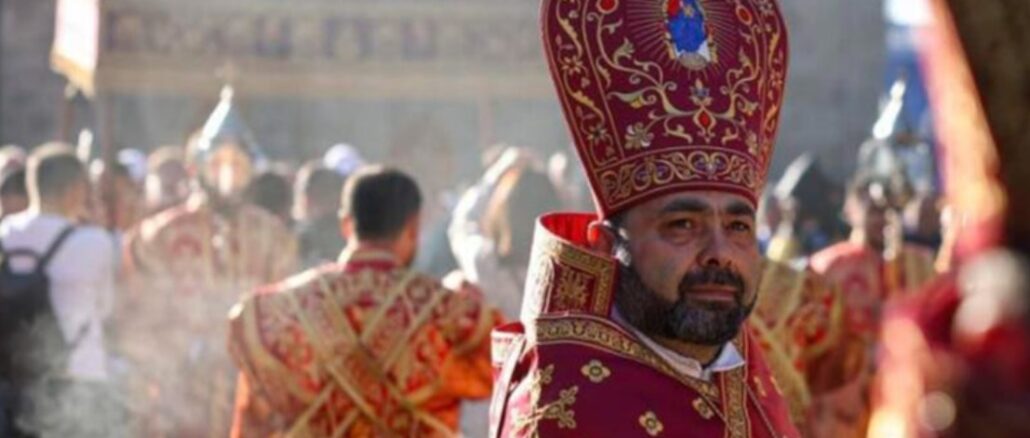 ischof Mkrtitsch, Vorsteher der Eparchie Aragazotn der Armenischen Apostolischen Kirche, wurde wegen seiner Regierungskritik von der Polizei festgenommen. ischof Mkrtitsch, Vorsteher der Eparchie Aragazotn der Armenischen Apostolischen Kirche, wurde wegen seiner Regierungskritik von der Polizei festgenommen.
