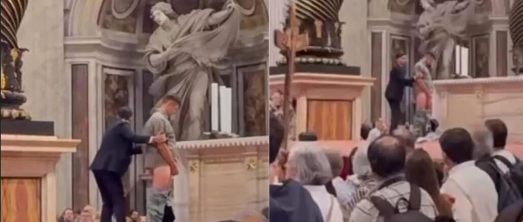 Mann uriniert auf den Papstaltar im Petersdom