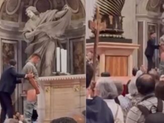 Mann uriniert auf den Papstaltar im Petersdom
