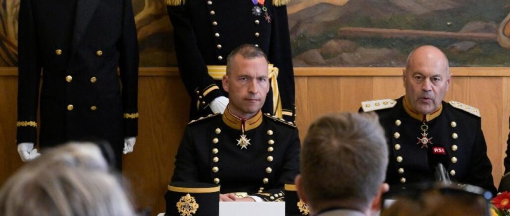 Nach den kahlschlagartigen Militärreformen von Papst Paul VI. führt die Päpstliche Schweizergarde wieder eine Mezza-Uniform als Zwischenstück zwischen dem Renaissancegewand und der Galauniform.