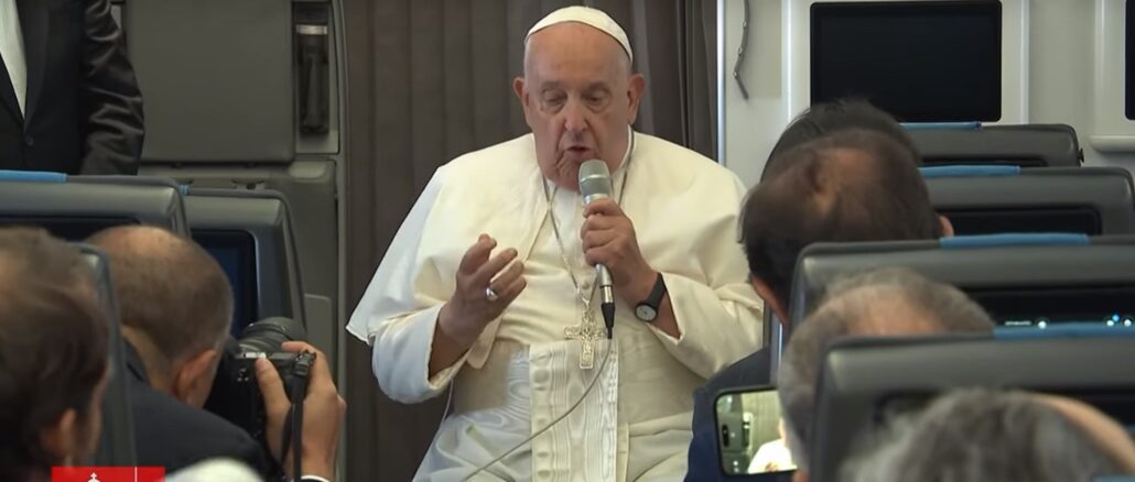 Papst Franziskus gab nicht nur bei Auslandsreisen im Flugzeug, sondern generell eine Flut von Interviews. Leo XIV. scheint ihm in dieser bedenklichen Praxis zu folgen.