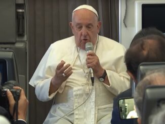 Papst Franziskus gab nicht nur bei Auslandsreisen im Flugzeug, sondern generell eine Flut von Interviews. Leo XIV. scheint ihm in dieser bedenklichen Praxis zu folgen.
