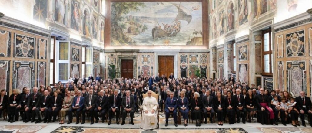 Papst Leo XVI. mit Angehörigen der Familie Merry del Val und Teilnehmern der Studientagung über den ehemaligen Kardinalstaatssekretär. Papst Leo XVI. mit Angehörigen der Familie Merry del Val und Teilnehmern der Studientagung über den ehemaligen Kardinalstaatssekretär.