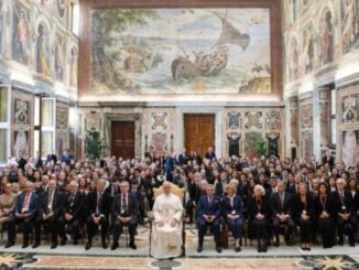 Papst Leo XVI. mit Angehörigen der Familie Merry del Val und Teilnehmern der Studientagung über den ehemaligen Kardinalstaatssekretär.