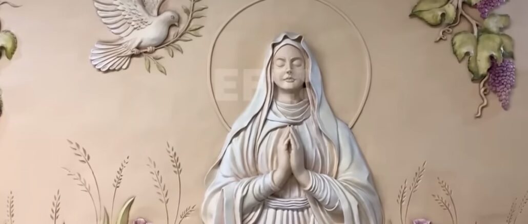 U-Bahnstation in Teheran wurde nach der Jungfrau Maria benannt. Mehrere Reliefs zeigen eine christliche Ikonographie U-Bahnstation in Teheran wurde nach der Jungfrau Maria benannt. Mehrere Reliefs zeigen eine christliche Ikonographie