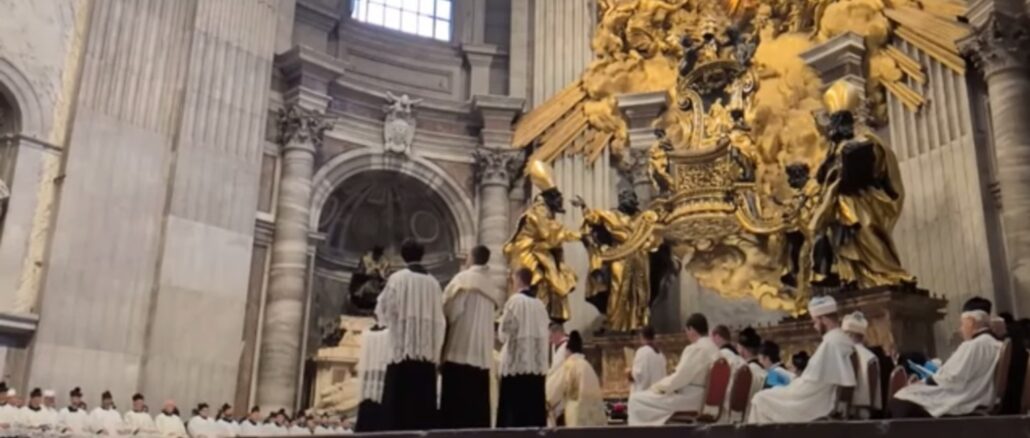 Am Samstag, dem 25. Oktober kehrte der überlieferte Römische Ritus wieder in den Petersdom zurück - mit Erlaubnis von Papst Leo XIV. Am Samstag, dem 25. Oktober kehrte der überlieferte Römische Ritus wieder in den Petersdom zurück - mit Erlaubnis von Papst Leo XIV.