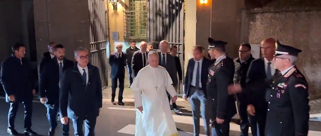 Papst Leo XIV. beim Verlassen des Apostolischen Palastes in Castel Gandolfo. Für die Medien gab es dieses Mal keine spontanen Stellungnahmen. Papst Leo XIV. beim Verlassen des Apostolischen Palastes in Castel Gandolfo. Für die Medien gab es dieses Mal keine spontanen Stellungnahmen.