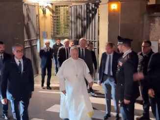 Papst Leo XIV. beim Verlassen des Apostolischen Palastes in Castel Gandolfo. Für die Medien gab es dieses Mal keine spontanen Stellungnahmen.